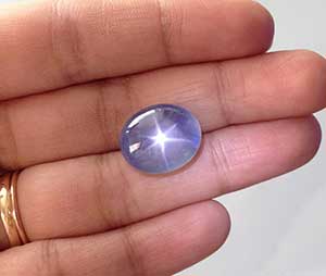 Judging gemstone color is important.  Actual image of 21.68 carats Star Blue Sapphire