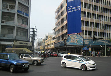How to buy gemstones in Bangkok? Image of Soi Mahesak Road, Silom Road